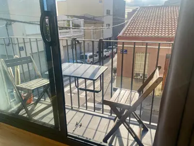 two chairs on a balcony with a view of a street at Loft muy soleado en Terrassa in Terrassa