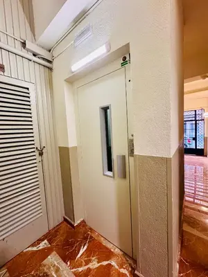 an empty room with a door and a window at Apartamento Lauda 2 in Hospitalet de Llobregat