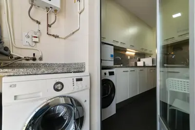 a laundry room with a washer and dryer at Carol Suites Fira Barcelona Habitaciones privadas en apartamento in Hospitalet de Llobregat