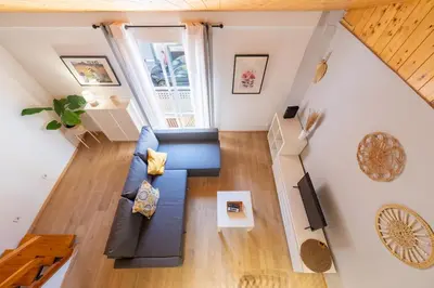 an overhead view of a living room with a blue couch at Apartamento Completo junto playa y Centro Bcn in Badalona