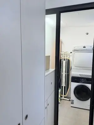 a kitchen with a washing machine and a microwave at CENTRAL CITY Ivax in Barcelona