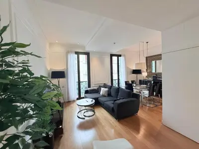 a living room with a couch and a table at CENTRAL CITY Ivax in Barcelona