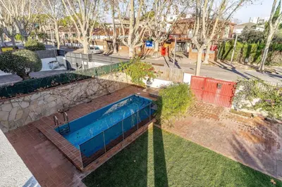 an overhead view of a swimming pool in a yard at Canela Homes COSTA LA PINEDA in Castelldefels