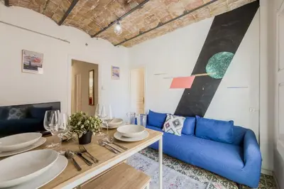 a living room with a couch and a table at Apartamento de 3 habitaciones en Barcelona in Hospitalet de Llobregat