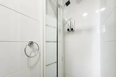 a bathroom with a white toilet in a room at Apartamento de 3 habitaciones en Barcelona in Hospitalet de Llobregat