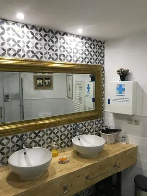 a bathroom with two sinks and a large mirror at Estancia perfecta, apartamento bonito in Hospitalet de Llobregat