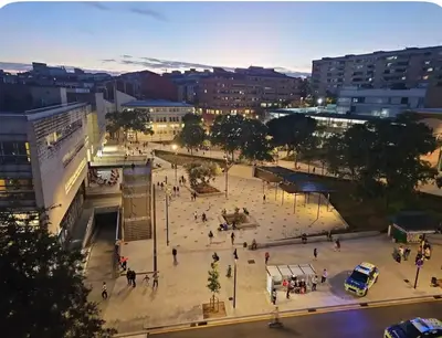 a group of people walking around a plaza in a city at Estancia perfecta, apartamento bonito in Hospitalet de Llobregat