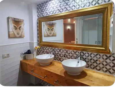 a bathroom with two white sinks and a mirror at Estancia perfecta, apartamento bonito in Hospitalet de Llobregat