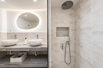 a bathroom with a shower and a sink and a mirror at Encantador Apartamento con Terraza en Sants in Barcelona