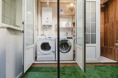 a laundry room with a washer and dryer in it at Encantador Apartamento con Terraza en Sants in Barcelona