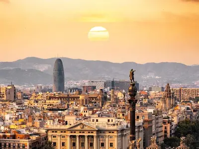 a view of a city with a statue on a building at Apartamento en el centro de Barcelona! in Barcelona