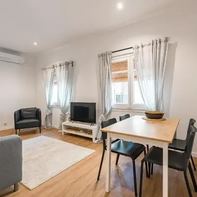 Apartamento reformado de 3 habitaciones en Sagrada Familia