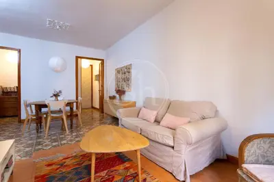 a bedroom with a bunk bed and a wooden dresser at Apartamento céntrico en Poble Sec in Barcelona