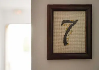 a framed picture of the number seven on a wall at Hotel Can Missé in Collbató