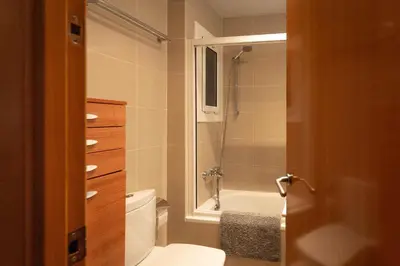 a bathroom with a toilet and a bath tub at Lindo apartamento Vila de Gracia in Barcelona