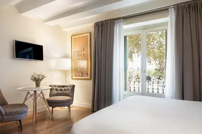 a hotel room with a bed and a window at Duquesa Suites Landmark Hotel by Grup Duquessa in Barcelona