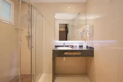 a bathroom with a sink and a shower at Hostal Fernando in Barcelona