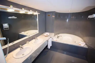 a bathroom with two sinks and a large mirror at Hotel Domo in Vilafranca del Penedès