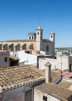 a view of a city with roofs and a church at Apartament Major 33 in Arbós