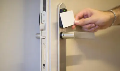 a person opening a door with a white card at Sono House in La Garriga
