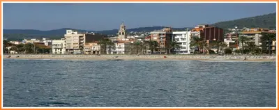 a view of a beach with buildings and a city at Apartamento Manent in Premiá de Mar