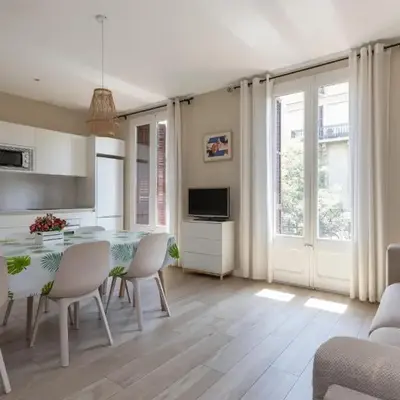 ApartEasy - Family 4-Bedroom Apartment