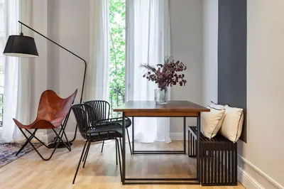 a dining room with a table and chairs at Sagrada Familia V in Barcelona