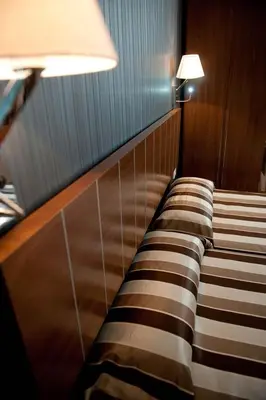 a couch sitting in a room with a lamp and a lamp at Hostal Bcn 46 in Barcelona