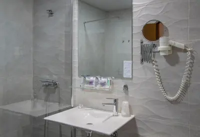 a bathroom with a sink and a mirror at Cuatro Naciones in Barcelona