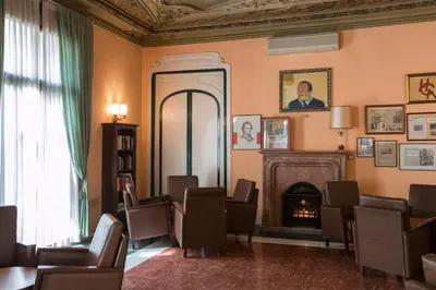 a waiting room with chairs and a fire place at Cuatro Naciones in Barcelona