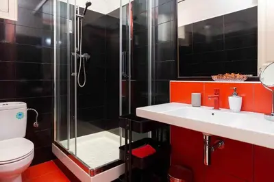 a bathroom with a shower and a toilet and a sink at Cal Mateu 11 huéspedes - Sagrada Família in Barcelona