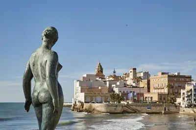 a statue of a woman standing on the beach at Capricho Apartamento Sitges in Sitges