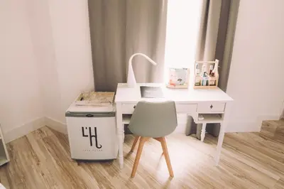 a white desk with a chair and a trash can at Hotelet Casa Padró in Manresa