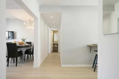 a dining room and kitchen with a table and chairs at Apartment Leonor in Barcelona