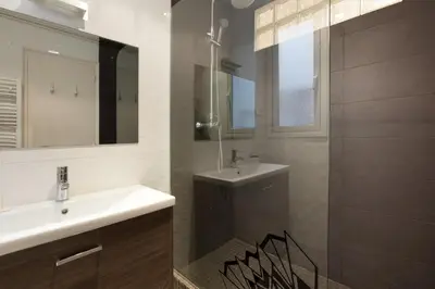 a bathroom with a sink and a mirror at Alcam Urgell in Barcelona