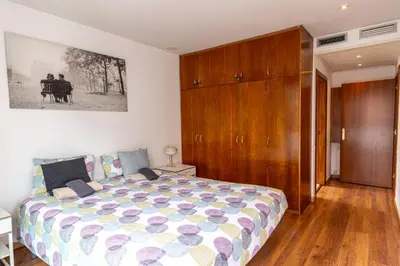 a bedroom with a large bed and a table at Céntrico apartamento con terraza in Barcelona