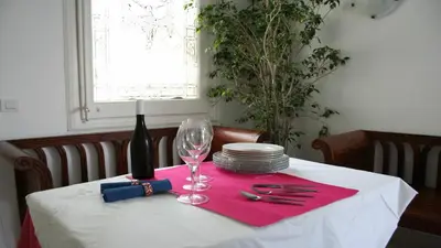 a table with a red napkin and a wine glass at Balcones y Vistas en el Centro de la Ciudad in Barcelona