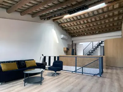 a living room with a couch and a table at apartamento en el centro in Vilanova i la Geltrú