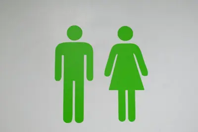 a green sign with a man and a woman at Alberguinn in Barcelona