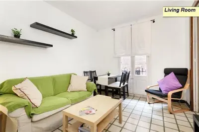 a living room with a green couch and a table at Apartamento Joel in Barcelona
