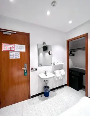 a bathroom with a sink and a mirror at Hostal Apolo in Barcelona