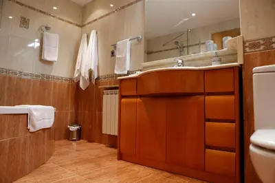 a bathroom with a sink and a toilet and a mirror at PISO EXTERIOR COMPLETO A 20 ' DE BARCELONA. in Sabadell