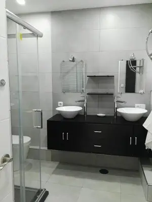a bathroom with two sinks and a shower at Piso luminoso en Barcelona in Barcelona