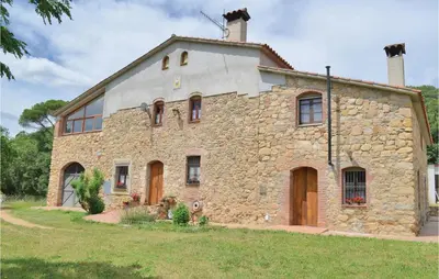 an old stone building with windows on a field at 4 Bedroom Nice Home In Riells I Viabrea in Breda
