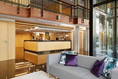 a living room with a couch and a bar at Dorma Plaza Catalunya in Barcelona