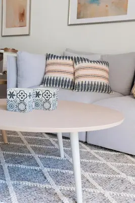 a white coffee table in a living room with a couch at Petit Luxe l'Oasi d'Egara in Terrassa