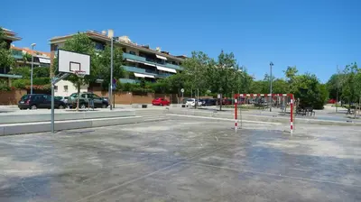 an empty parking lot with a basketball hoop at CASA FLAMINGO in Masnou