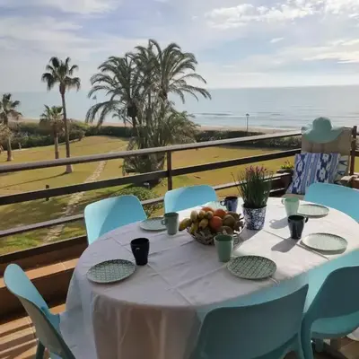 Relaxing Seafront Apartment Gavà 20 Min from BCN