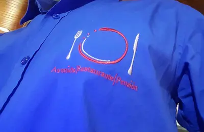 a blue shirt with a fork and knife on it at Pensión Avenida in Vilafranca del Penedès
