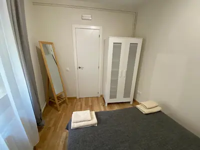 a room with a bathroom with a mirror and a rug at Comfortable renovated flat, WiFi! in Badalona